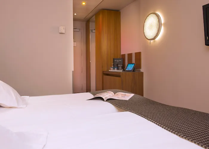 Nice hotels near Quai des Etats Unis