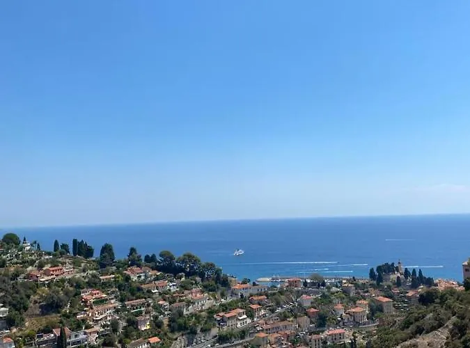 Maison Familiale Avec Vue Sur La Baie De Menton, Piscine Partagee Villa
