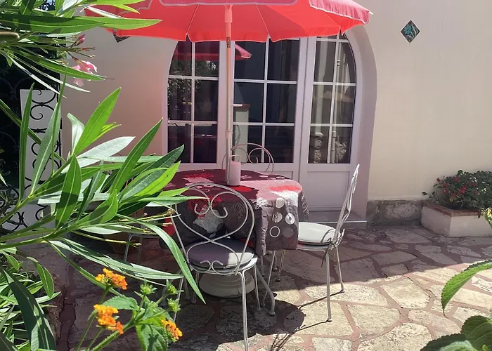 Studio Independant, Front De Mer Et Plage A 200M Antibes