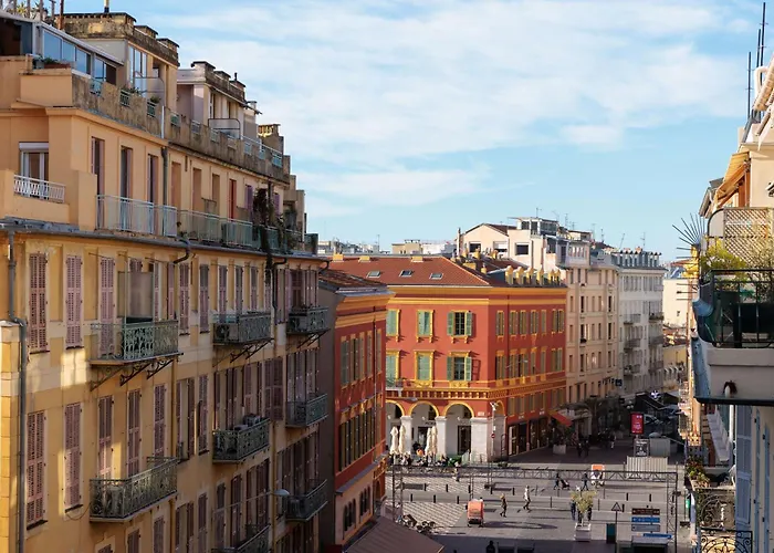 Nice Dog Friendly Hotels near Castle Hill of Nice