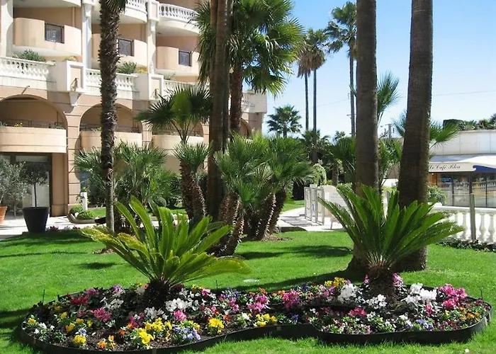 Pet friendly Cannes Front Beach Pools Apartment